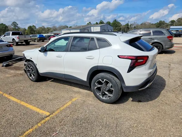 KL77LHE27RC059862 2024 CHEVROLET TRAX - Image 2