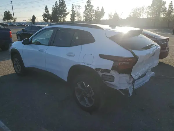KL77LHE27RC128808 2024 CHEVROLET TRAX - Image 2
