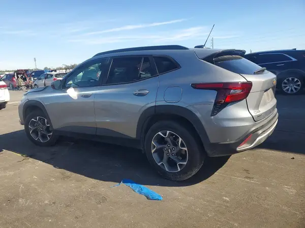 KL77LHE27RC132891 2024 CHEVROLET TRAX - Image 2