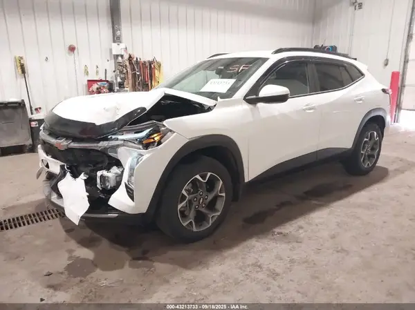 KL77LHE27RC164109 2024 CHEVROLET TRAX - Image 2