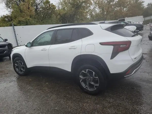 KL77LHE27RC175644 2024 CHEVROLET TRAX - Image 2