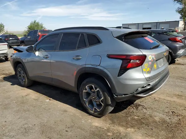 KL77LHE27RC207671 2024 CHEVROLET TRAX - Image 2