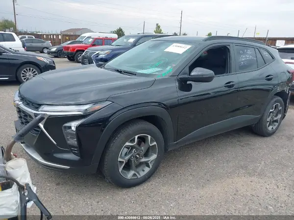 KL77LHE27RC228004 2024 CHEVROLET TRAX - Image 2