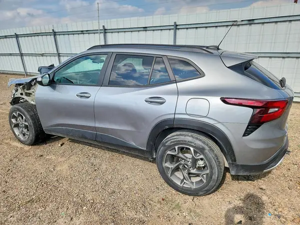 KL77LHE27RC238127 2024 CHEVROLET TRAX - Image 2