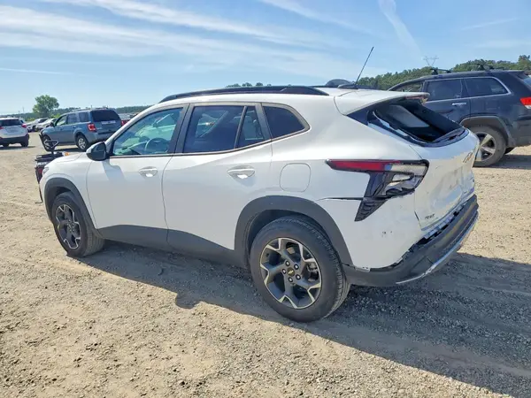 KL77LHE27RC242873 2024 CHEVROLET TRAX - Image 2