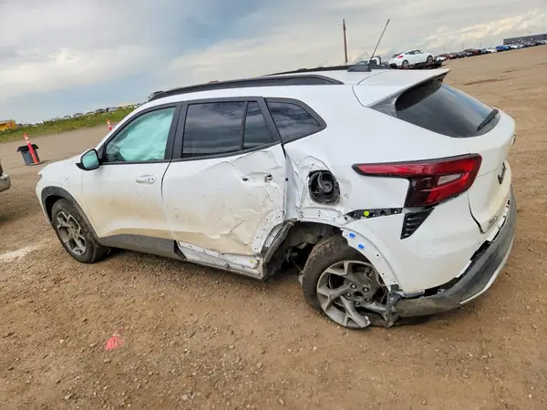KL77LHE27SC107138 2025 CHEVROLET TRAX - Image 2