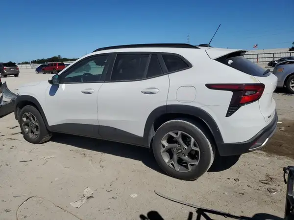 KL77LHE28RC005616 2024 CHEVROLET TRAX - Image 2