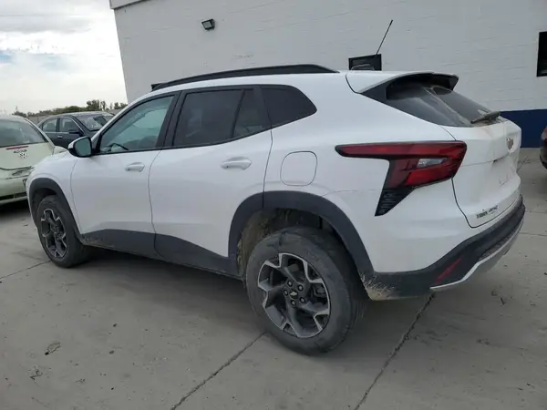 KL77LHE28RC009732 2024 CHEVROLET TRAX - Image 2