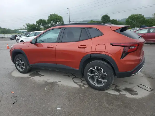 KL77LHE28RC016034 2024 CHEVROLET TRAX - Image 2