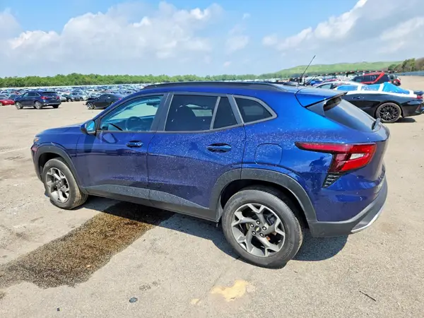 KL77LHE28RC028958 2024 CHEVROLET TRAX - Image 2