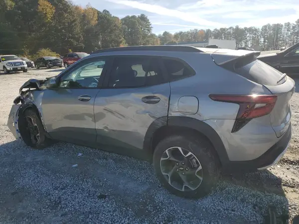 KL77LHE28RC029592 2024 CHEVROLET TRAX - Image 2