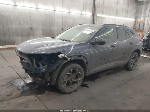 KL77LHE28RC043136 2024 CHEVROLET TRAX - Image 2