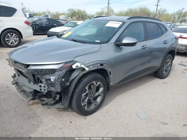 KL77LHE28RC043430 2024 CHEVROLET TRAX - Image 2