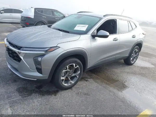 KL77LHE28RC043721 2024 CHEVROLET TRAX - Image 2