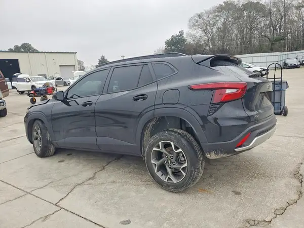 KL77LHE28RC048983 2024 CHEVROLET TRAX - Image 2