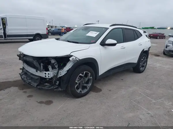 KL77LHE28RC064195 2024 CHEVROLET TRAX - Image 2