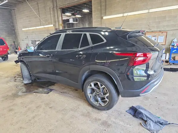 KL77LHE28RC076332 2024 CHEVROLET TRAX - Image 2