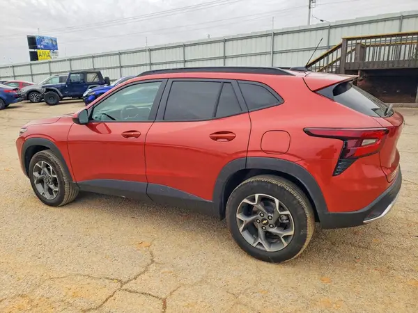 KL77LHE28RC107174 2024 CHEVROLET TRAX - Image 2