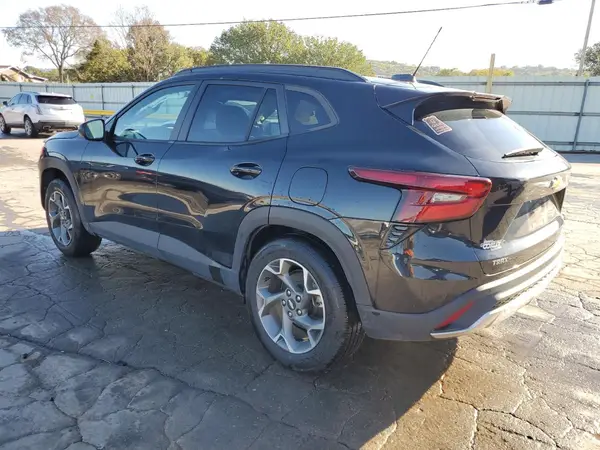 KL77LHE28RC128526 2024 CHEVROLET TRAX - Image 2