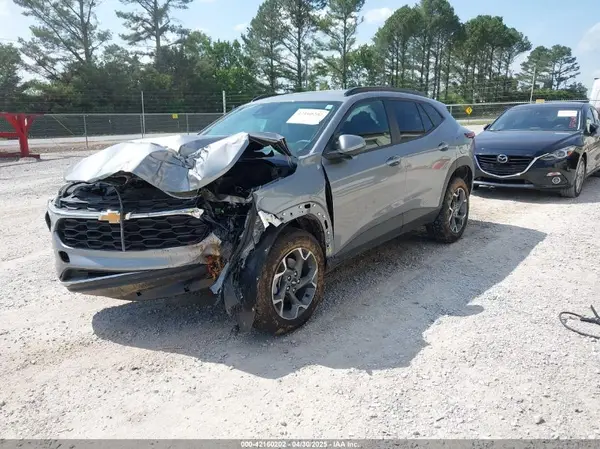 KL77LHE28RC191013 2024 CHEVROLET TRAX - Image 2