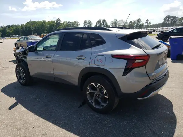 KL77LHE28RC211048 2024 CHEVROLET TRAX - Image 2