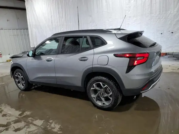 KL77LHE28RC234586 2024 CHEVROLET TRAX - Image 2