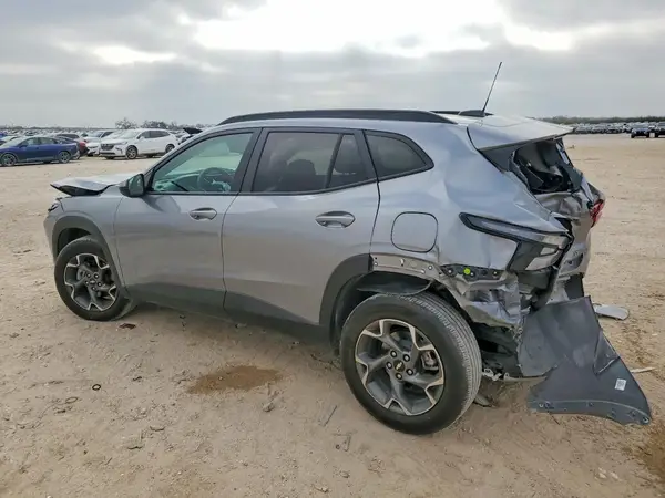 KL77LHE28RC237794 2024 CHEVROLET TRAX - Image 2