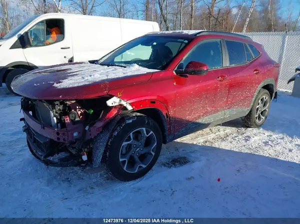 KL77LHE28SC003886 2025 CHEVROLET TRAX - Image 2