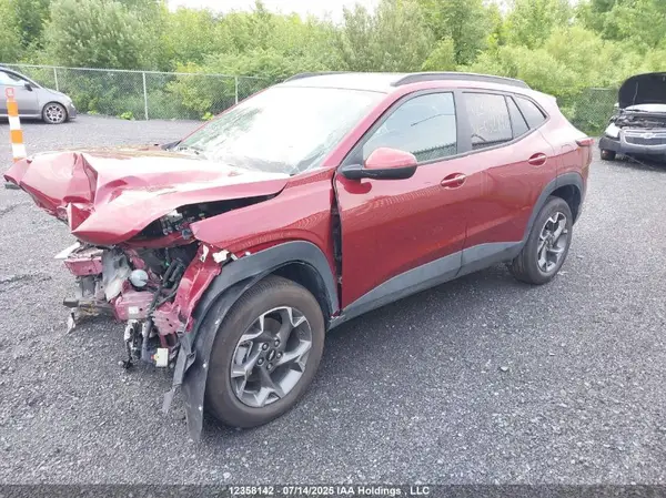 KL77LHE28SC032840 2025 CHEVROLET TRAX - Image 2