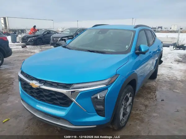 KL77LHE28SC223819 2025 CHEVROLET TRAX - Image 2