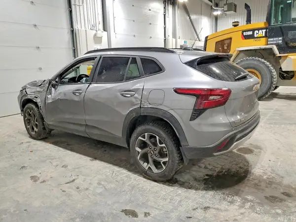 KL77LHE28SC273376 2025 CHEVROLET TRAX - Image 2