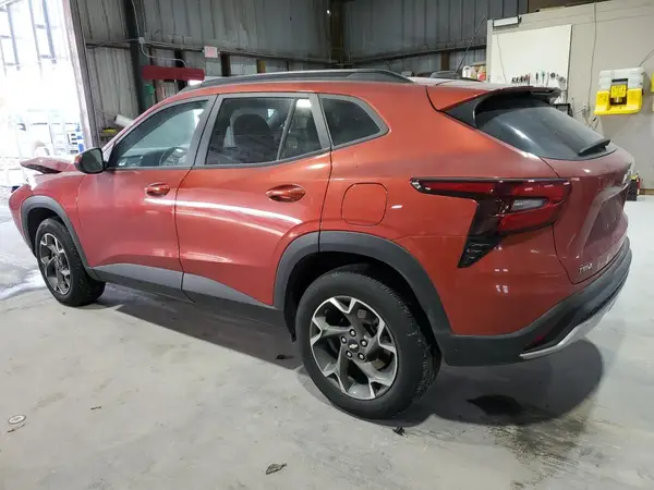 KL77LHE29RC016043 2024 CHEVROLET TRAX - Image 2