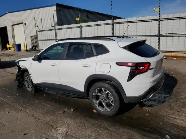 KL77LHE29RC040360 2024 CHEVROLET TRAX - Image 2