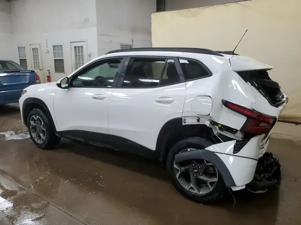 KL77LHE29RC089025 2024 CHEVROLET TRAX - Image 2