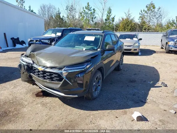 KL77LHE29RC111217 2024 CHEVROLET TRAX - Image 2