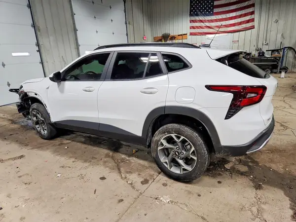 KL77LHE29RC145528 2024 CHEVROLET TRAX - Image 2