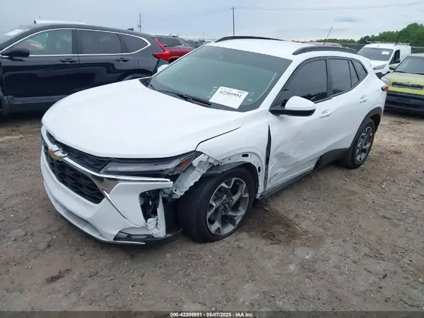 KL77LHE29RC211107 2024 CHEVROLET TRAX - Image 2