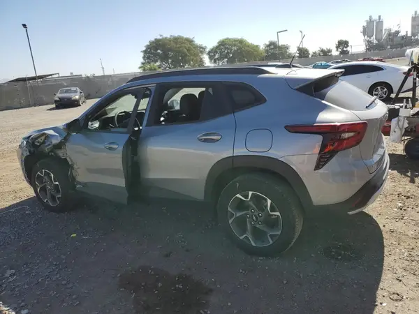 KL77LHE29RC232118 2024 CHEVROLET TRAX - Image 2