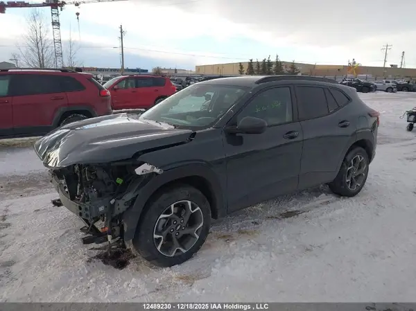 KL77LHE29SC064034 2025 CHEVROLET TRAX - Image 2