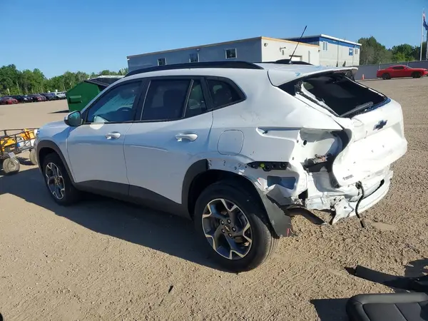 KL77LHE29SC278411 2025 CHEVROLET TRAX - Image 2