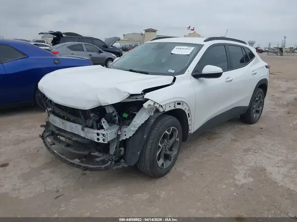 KL77LHE2XRC002569 2024 CHEVROLET TRAX - Image 2