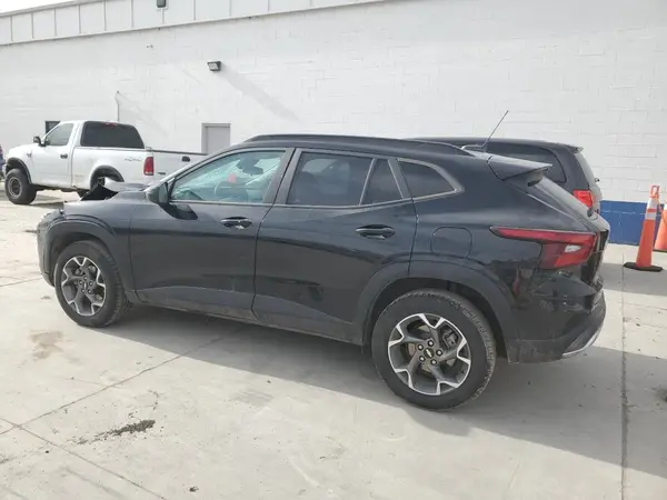 KL77LHE2XRC028637 2024 CHEVROLET TRAX - Image 2