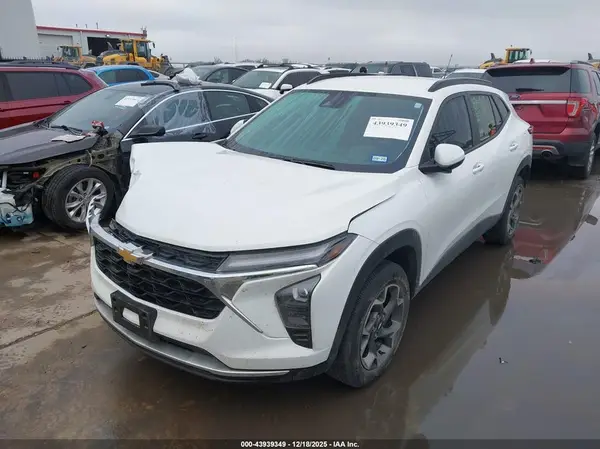 KL77LHE2XRC031568 2024 CHEVROLET TRAX - Image 2