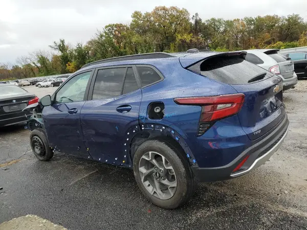 KL77LHE2XRC047432 2024 CHEVROLET TRAX - Image 2