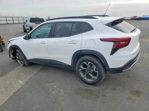 KL77LHE2XRC054073 2024 CHEVROLET TRAX - Image 2