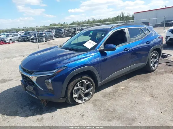 KL77LHE2XRC081810 2024 CHEVROLET TRAX - Image 2