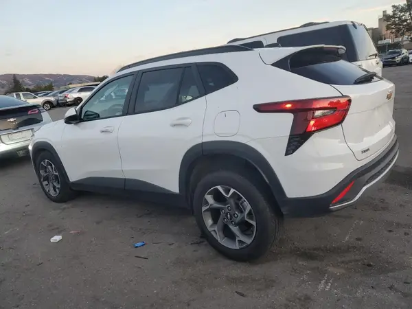 KL77LHE2XRC082682 2024 CHEVROLET TRAX - Image 2