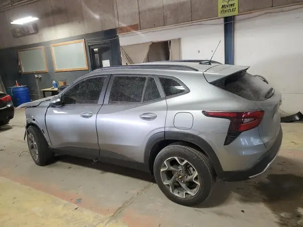 KL77LHE2XRC137261 2024 CHEVROLET TRAX - Image 2