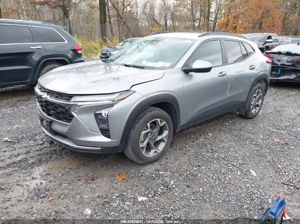 KL77LHE2XRC160880 2024 CHEVROLET TRAX - Image 2
