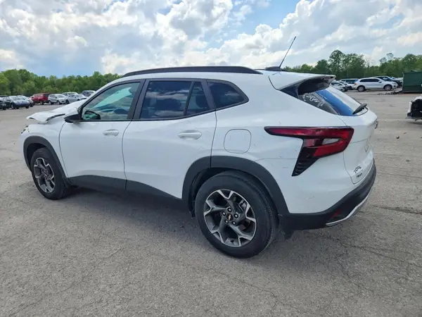 KL77LHE2XRC180451 2024 CHEVROLET TRAX - Image 2